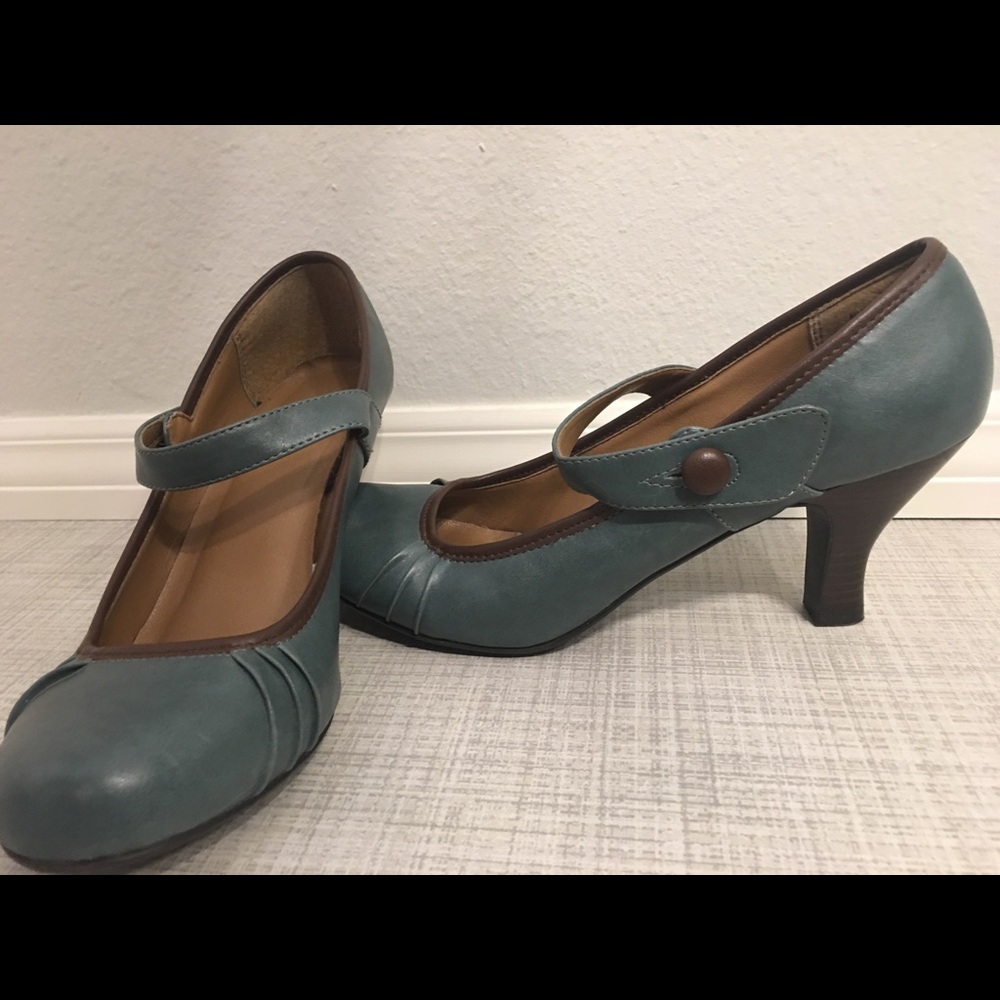 Teal heels! 👗 👠